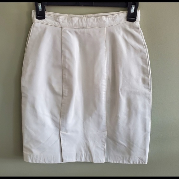 Gorgeous off white vintage Danier leather mini skirt. - Picture 2 of 9